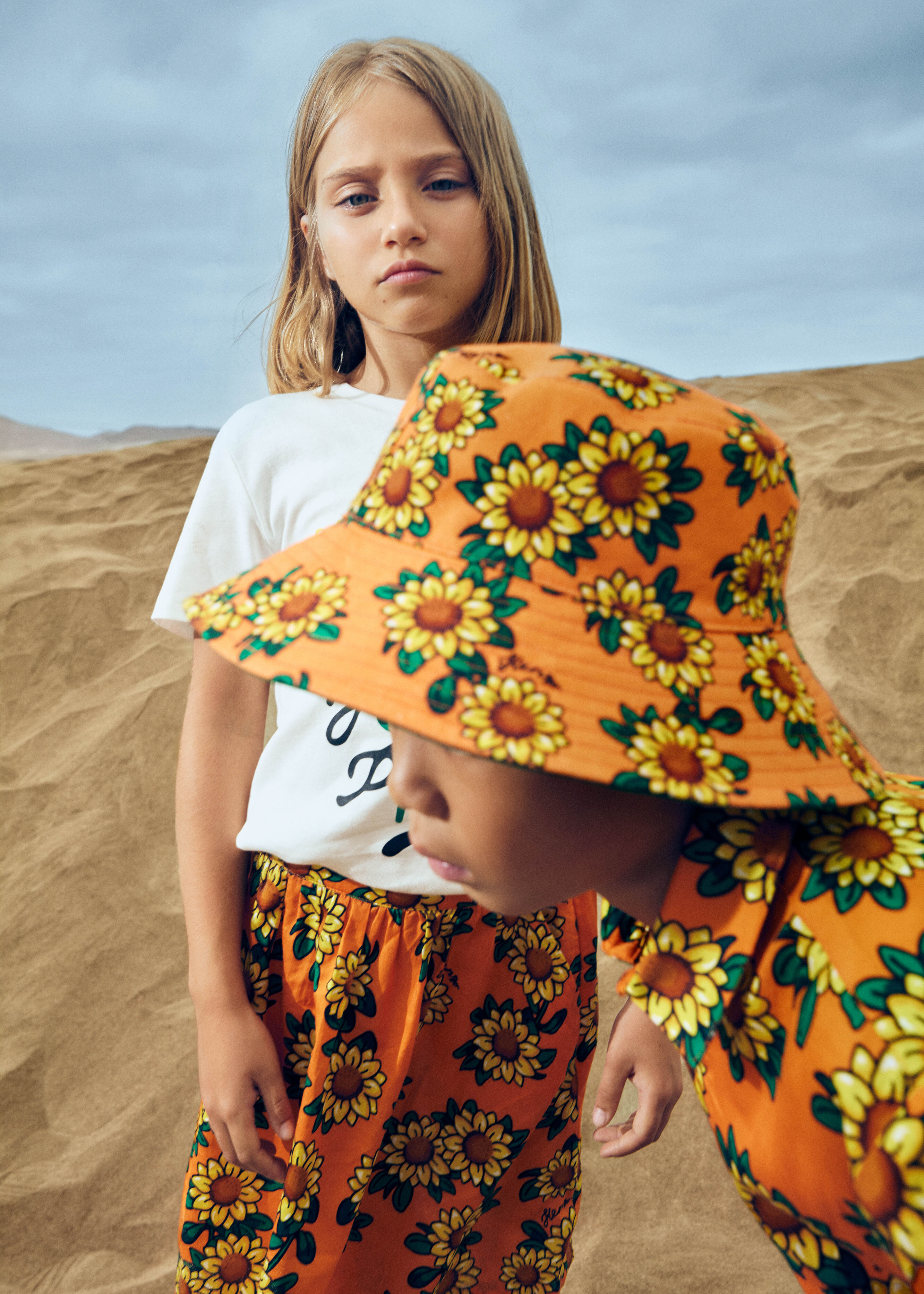 Kenzo kindermode voor meisjes en jongens: bloemenlooks met zonnebloemen, kleurrijke premium en luxe mode bij Kidsaround