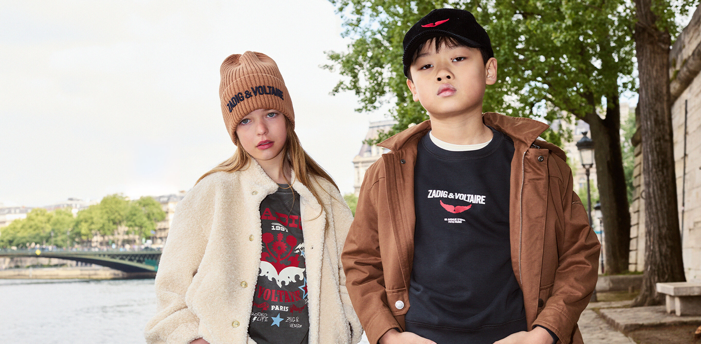 Winter-2025-Farbpalette mit zeitlosen Neutraltönen und tiefblauen Nuancen für Kinderkleidung