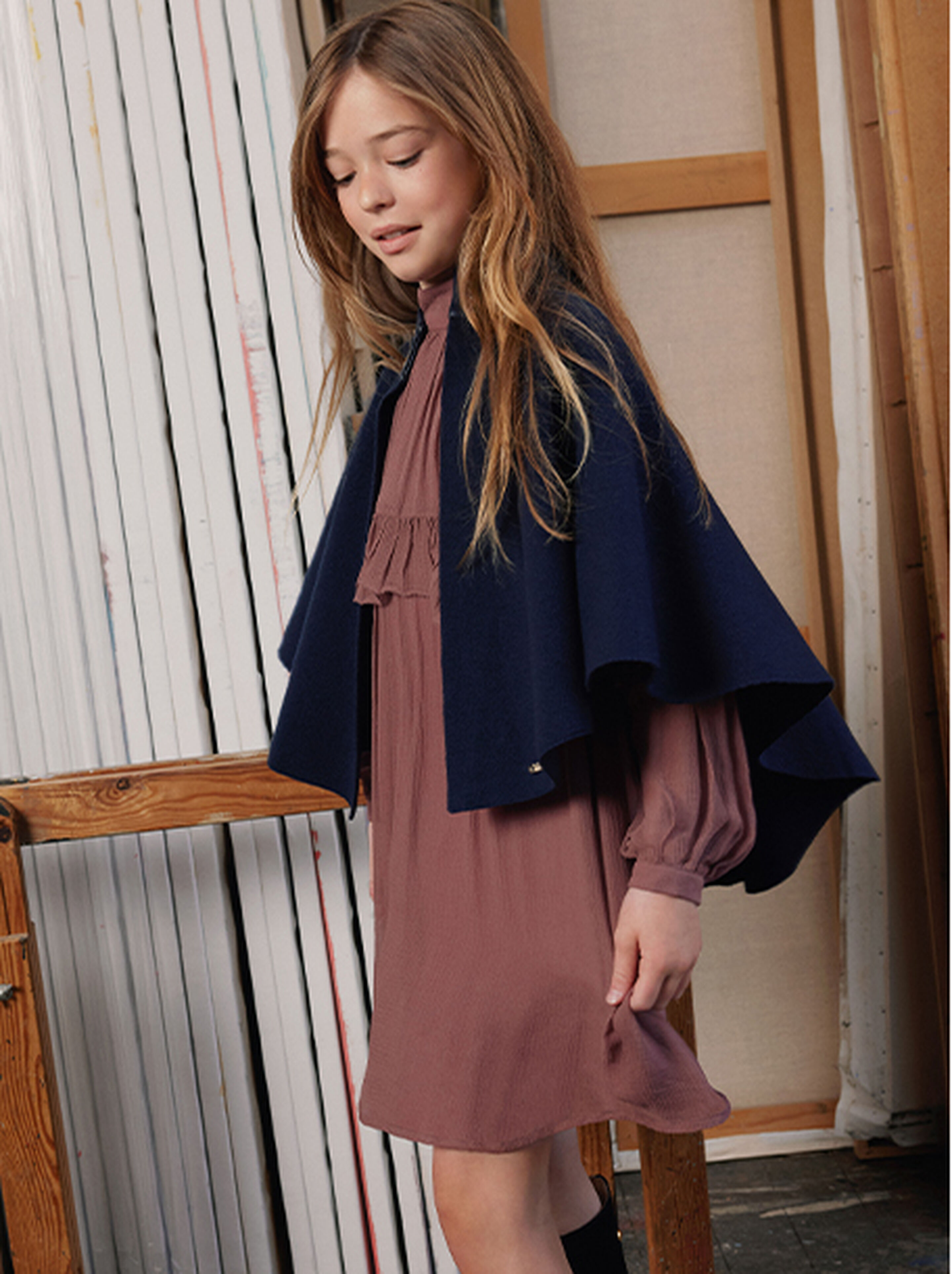 Winter-2025-Farbmoodboard mit zeitlosen Neutraltönen und satten Tiefblautönen