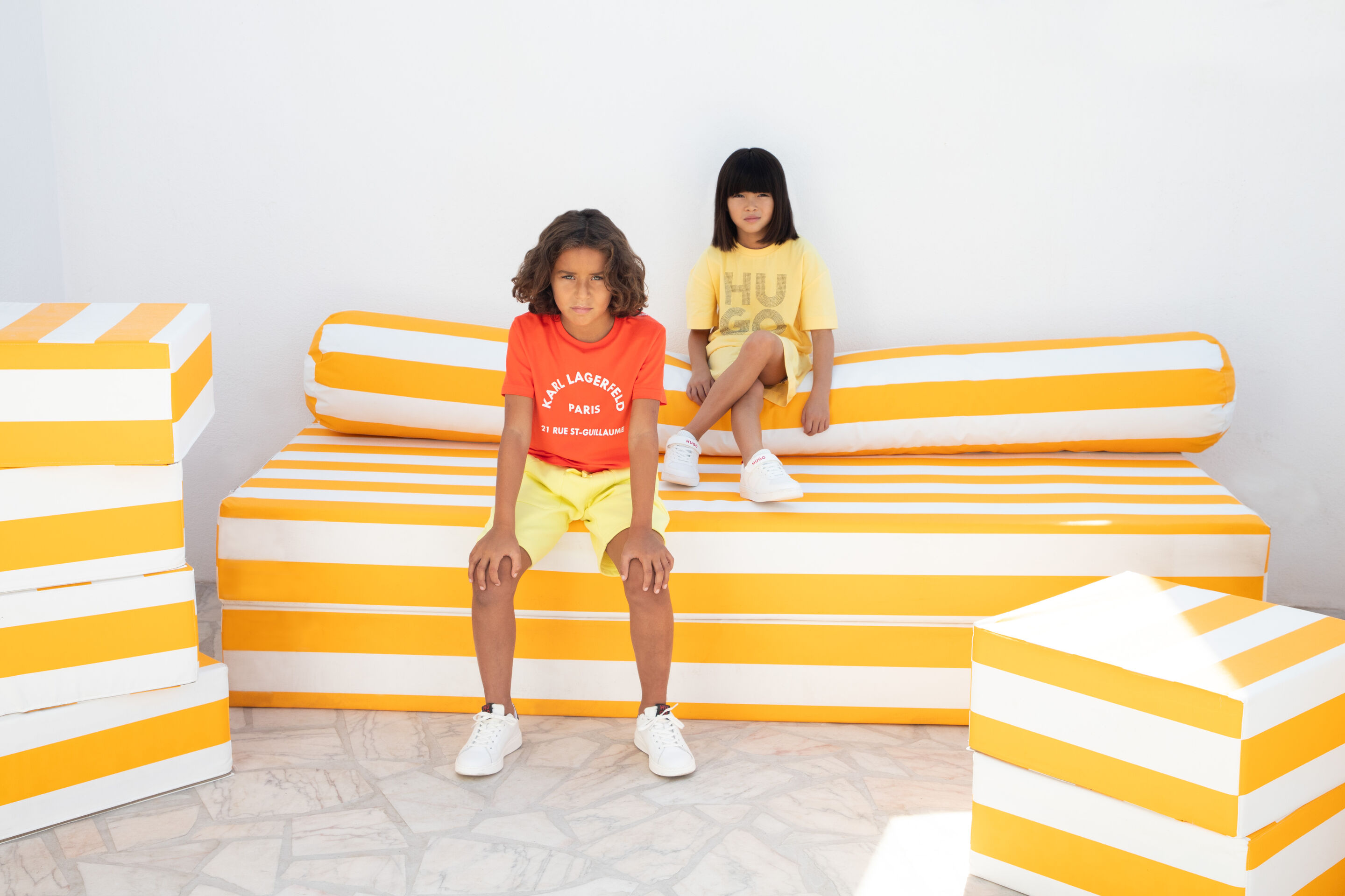 Kinderlook voor meisjes en jongens van HUGO & Karl Lagerfeld: stijlvolle outfits in geel en oranje, premium en luxe bij Kidsaround
