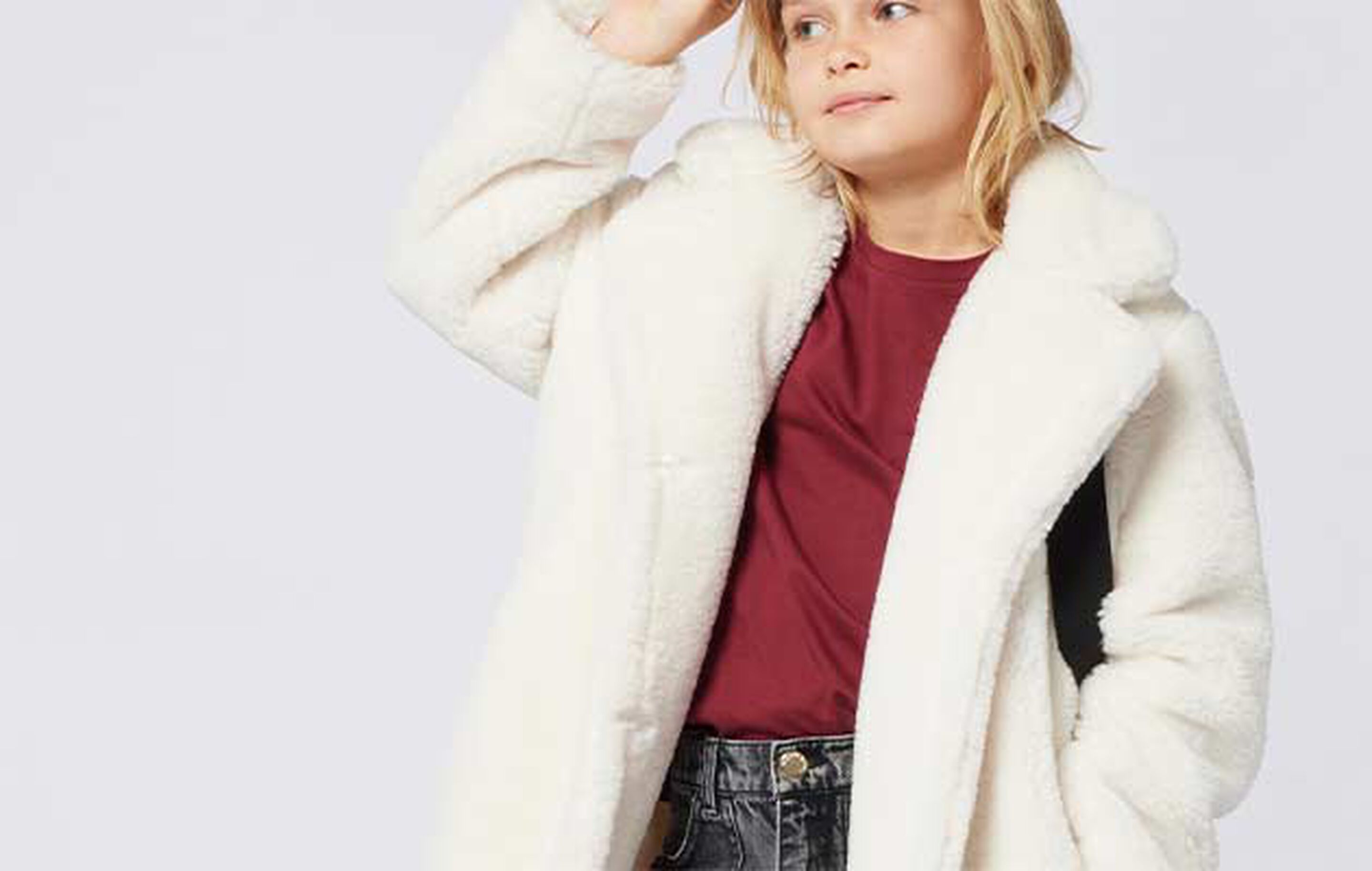 Kids Around Winter 2025 Farbgeschichte mit tiefem Blau und eleganten neutralen Farbtönen