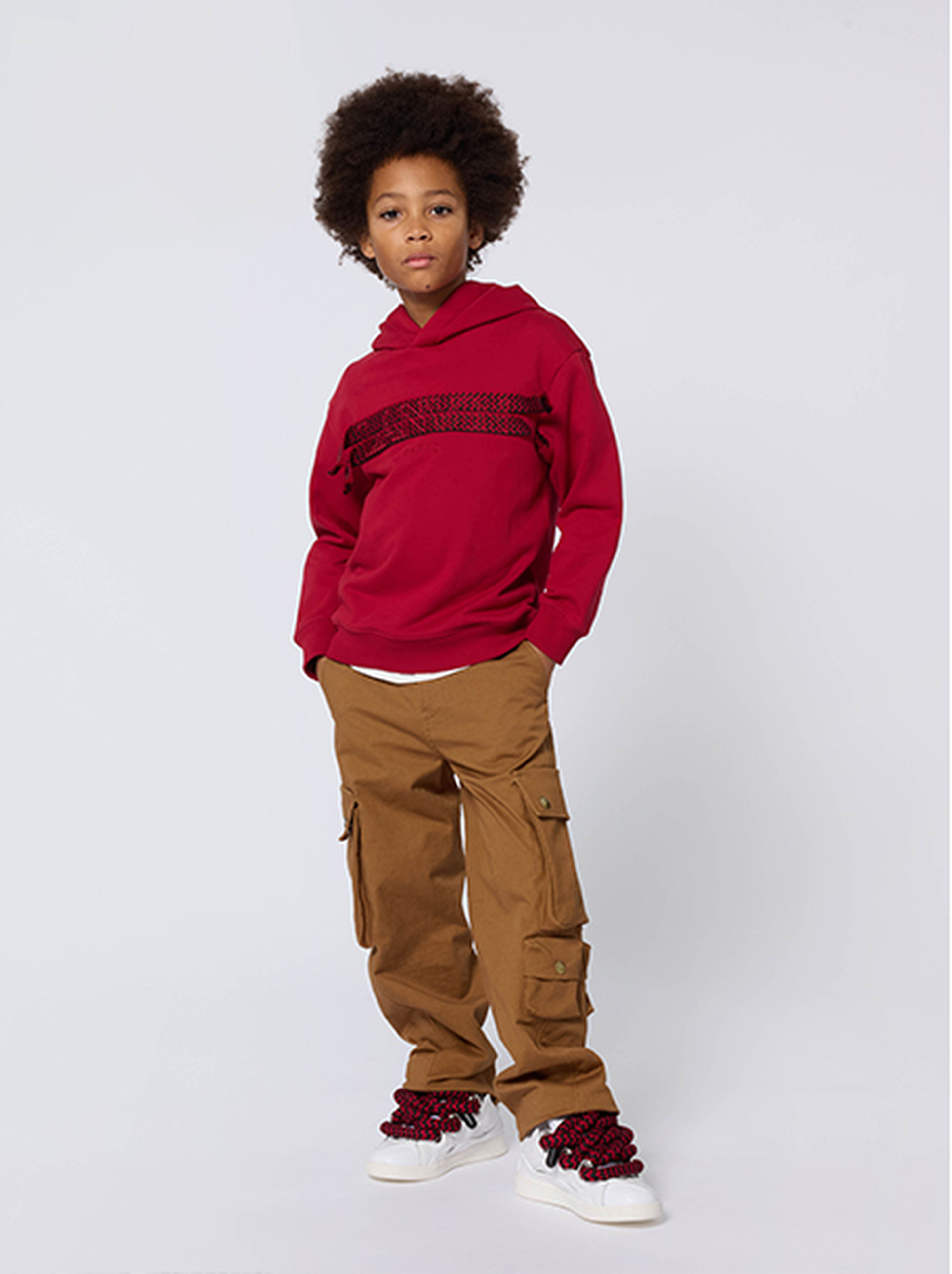 Inspiration für Kinderbekleidung Winter 2025 mit raffinierten Tiefblau-Tönen und warmen saisonalen Farben