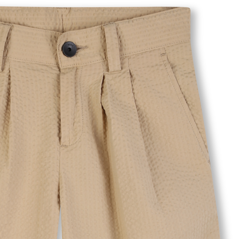 BERMUDA VAN LICHTGEWICHT STOF MET RELI&Euml;F BOSS 
                        BOY