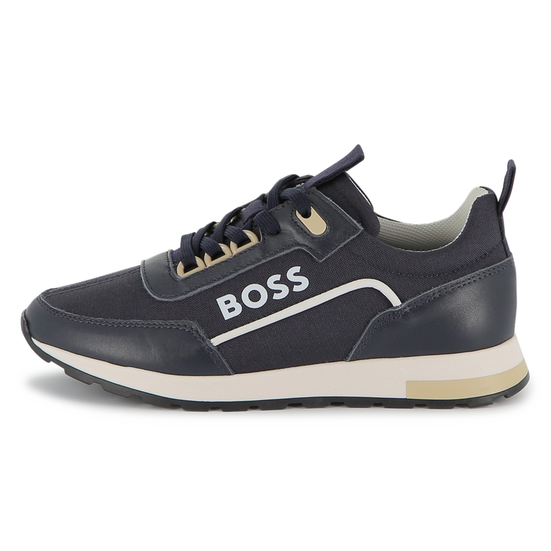 Sneakers van twee materialen