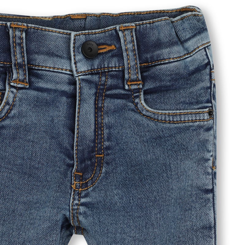 JEANS MET KLINKNAGELS AAN DE ACHTERKANT BOSS 
                        BOY