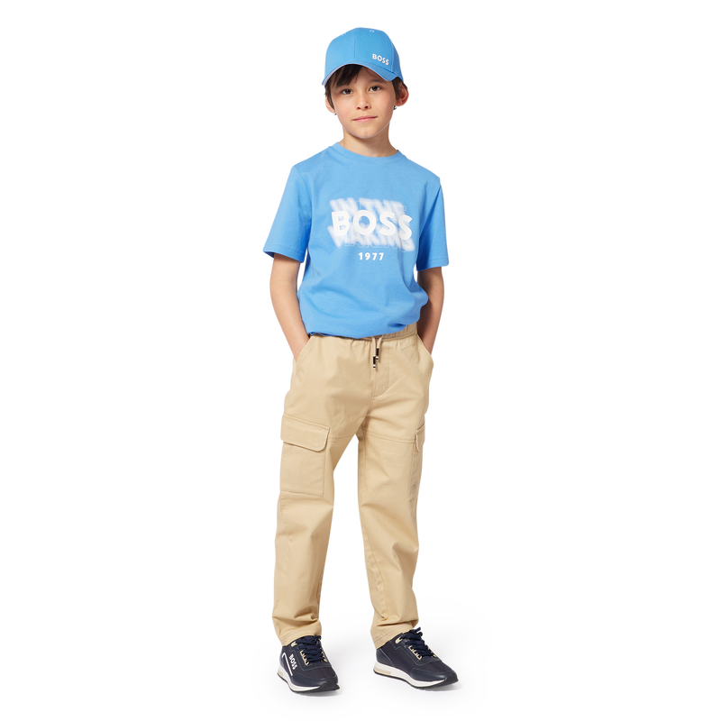 Sneakers van twee materialen