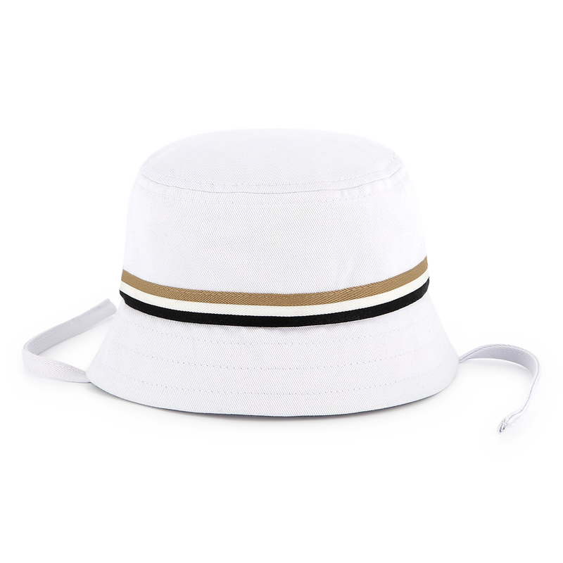 Geborduurd hoedje met koordjes BOSS 
                        BOY