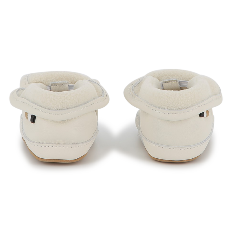 Zachte pantoffels van schapenvacht BOSS 
                        UNISEX