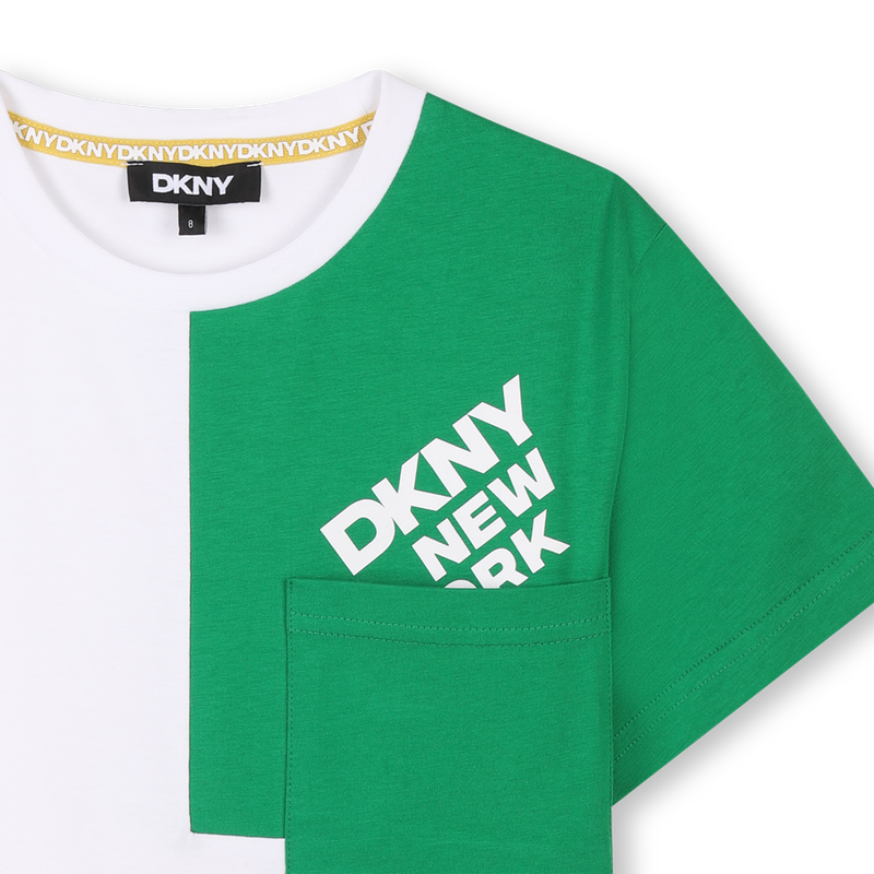 Wijd T-shirt met borstzakje DKNY 
                        UNISEX