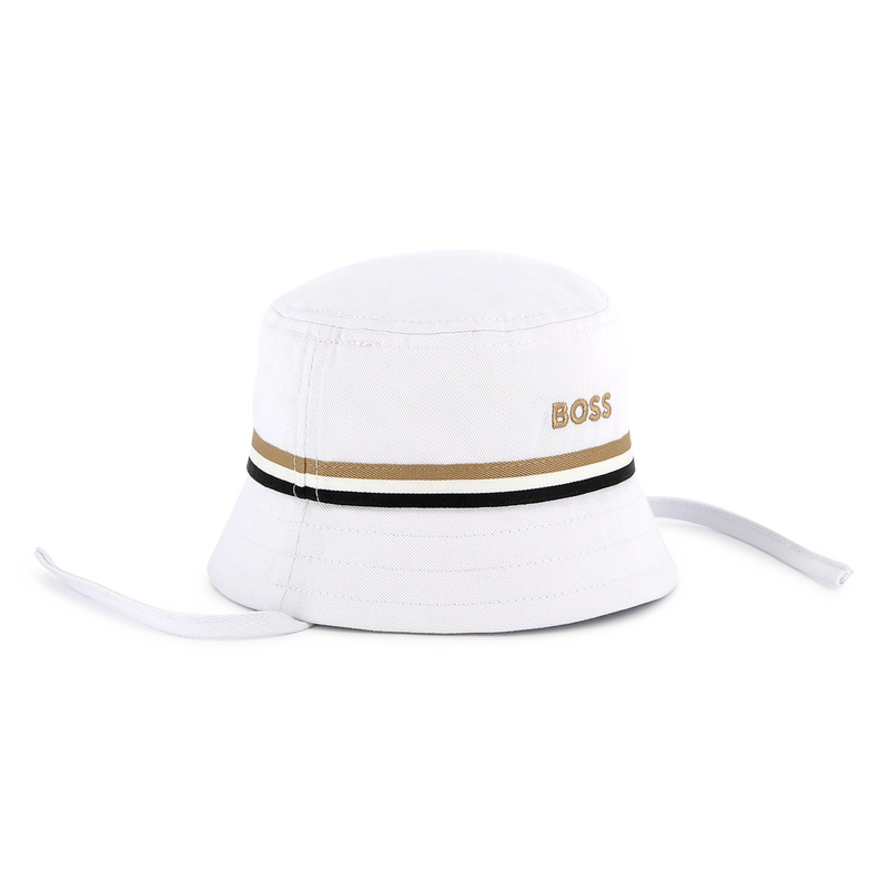 Geborduurd hoedje met koordjes BOSS 
                        BOY