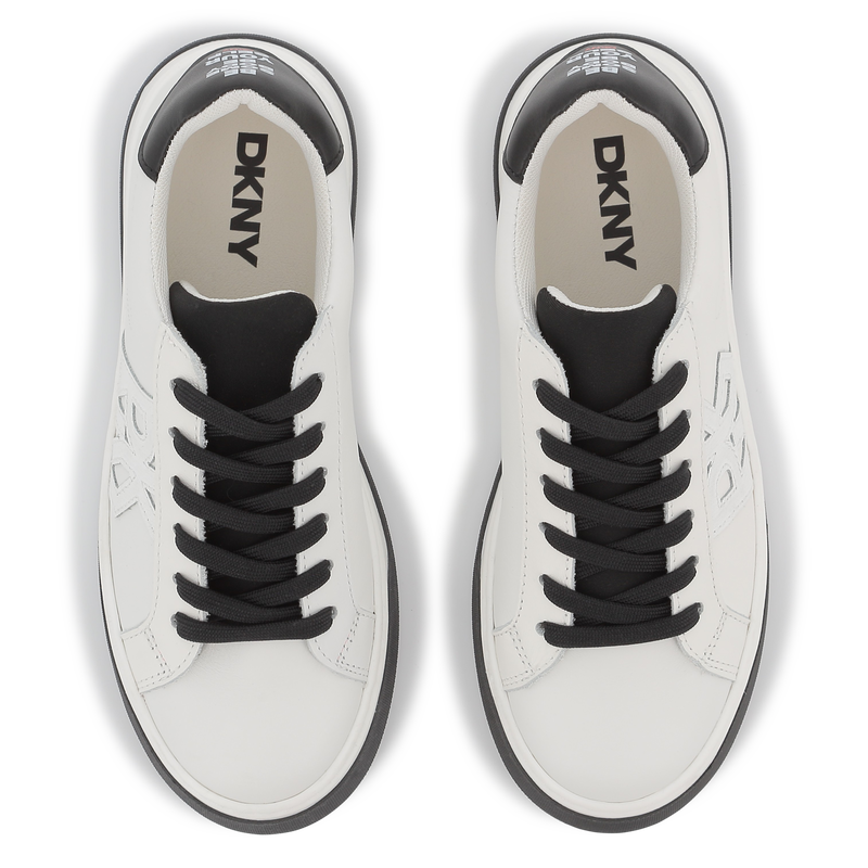 Leren sneakers met veters DKNY 
                        UNISEX