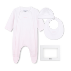 Pyjama set, muts en slabbetje BOSS 
                    MEISJE