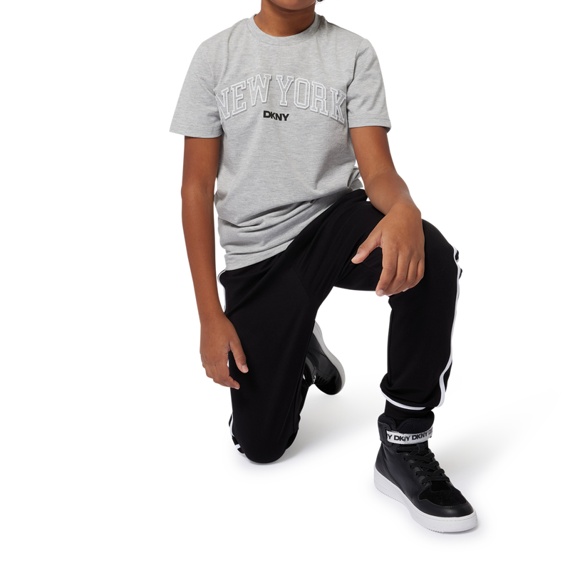 T-shirt met korte mouwen DKNY 
                        BOY