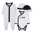 Set pyjama, rompertje en hoed BOSS 
                    BOY