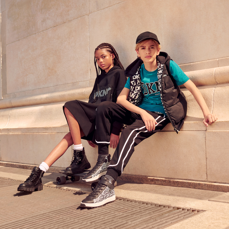 Mouwloze anorak met capuchon DKNY 
                        UNISEX