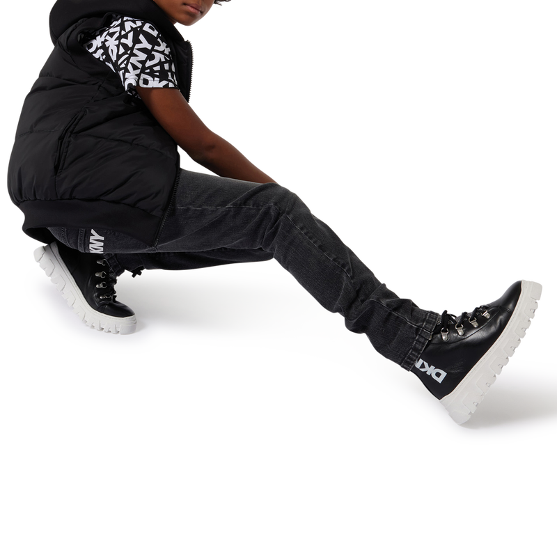 Mouwloze anorak met capuchon DKNY 
                        UNISEX