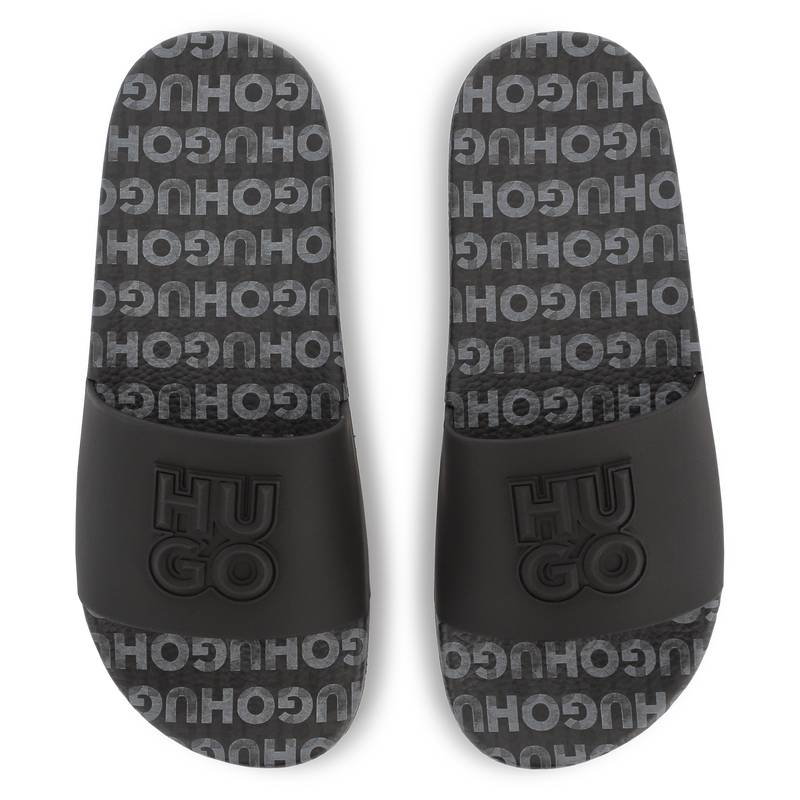 Lichte slippers met badges HUGO 
                        BOY