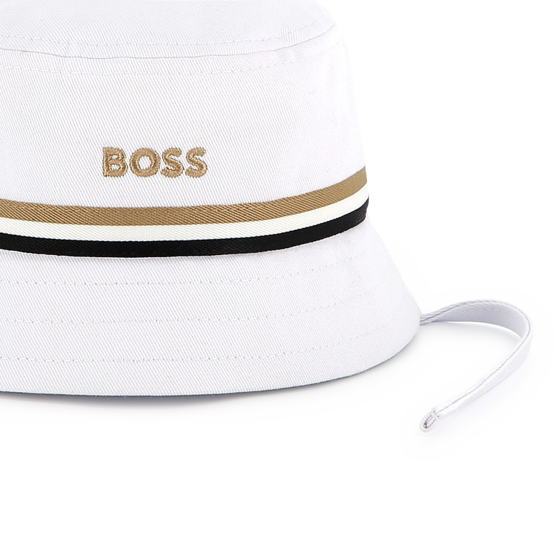 Geborduurd hoedje met koordjes BOSS 
                        BOY