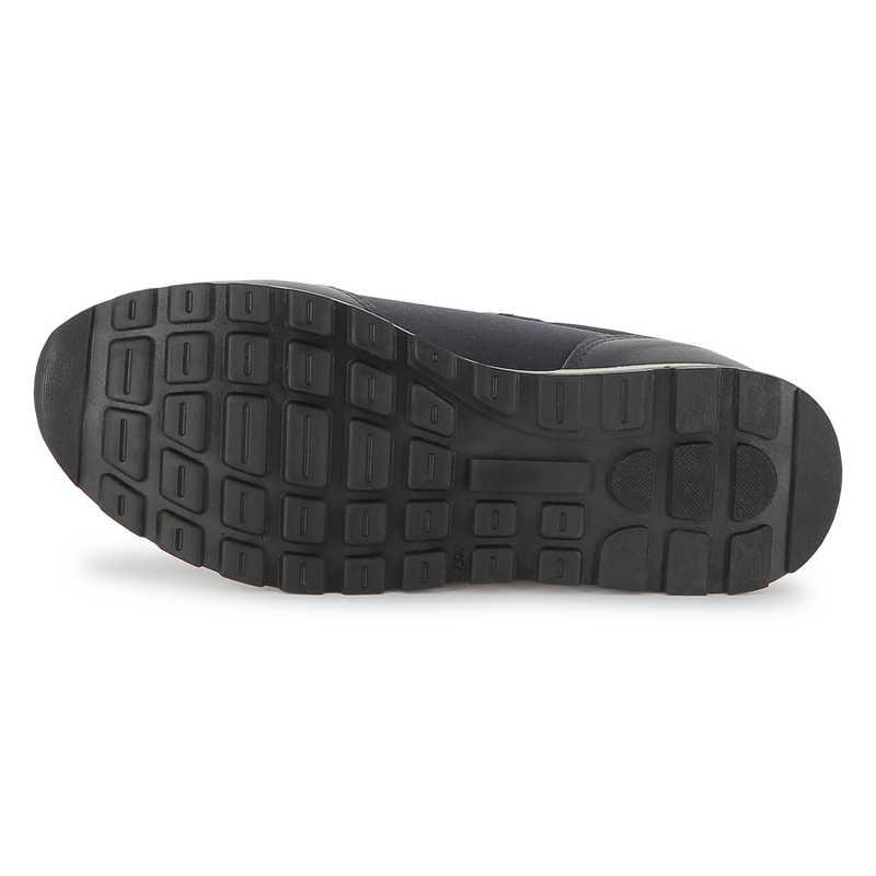 Sneakers van twee materialen