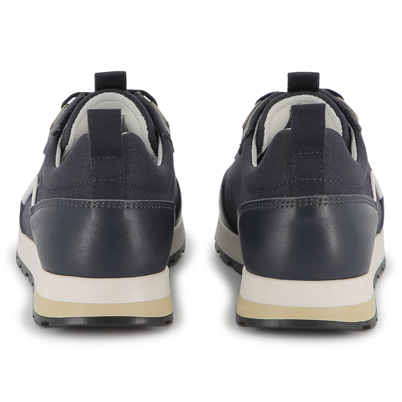 Sneakers van twee materialen