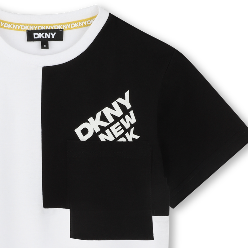 Wijd T-shirt met borstzakje DKNY 
                        UNISEX