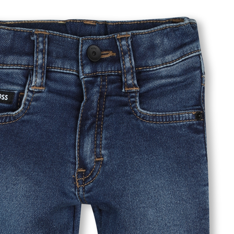 JEANS MET KLINKNAGELS AAN DE ACHTERKANT BOSS 
                        BOY