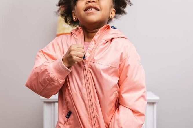 Hoe label je de kleding van kinderen?